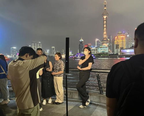 外灘觀景權(quán)之爭(zhēng) 當(dāng)“長(zhǎng)槍短炮”圈占公共風(fēng)景線